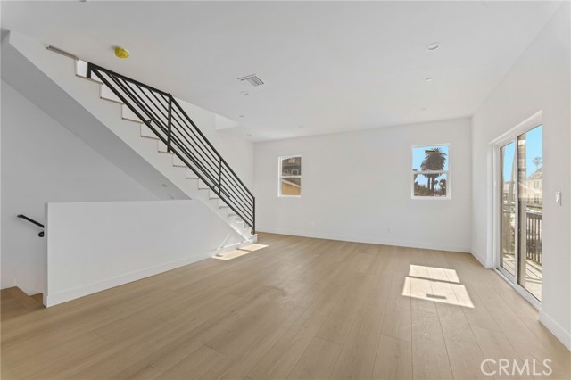 Detail Gallery Image 7 of 13 For 4511 Rosewood Ave #1,  Los Angeles,  CA 90004 - 4 Beds | 4/1 Baths