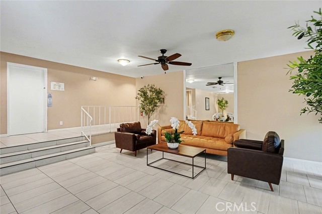 Detail Gallery Image 3 of 25 For 14141 Dickens #111,  Sherman Oaks,  CA 91423 - 2 Beds | 2 Baths