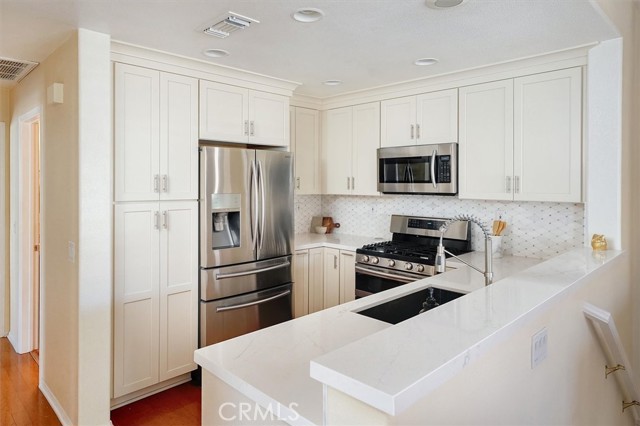 Detail Gallery Image 7 of 21 For 18034 Flynn Dr #5601,  Canyon Country,  CA 91387 - 2 Beds | 2 Baths