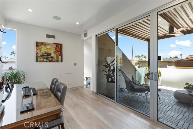 29 W Neapolitan Lane, Long Beach CA: https://media.crmls.org/medias/3abb128c-ff5a-4b28-bf36-75bcee927891.jpg