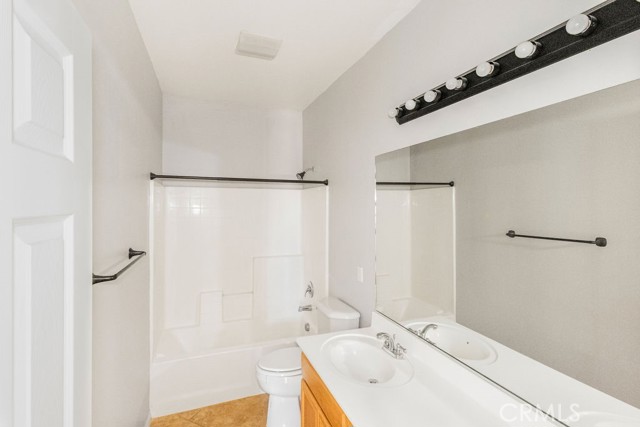 Detail Gallery Image 14 of 35 For 8466 Hoover Ct, Oak Hills,  CA 92344 - 3 Beds | 2 Baths