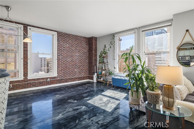 215 W 7th ST Unit: 1008