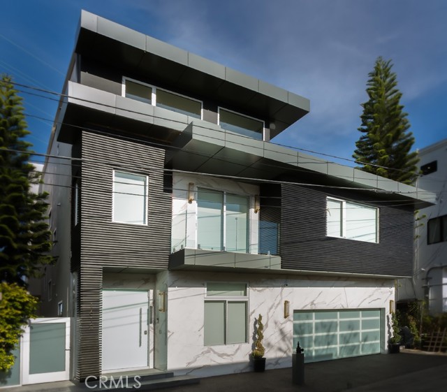 1610 Viewmont Drive Los Angeles, California Perched atop Sunset Plaza, this meticulously crafted contemporary home offers breathtaking views of the Los Angeles skyline. The sprawling open concept floor plan creates the perfect space for hosting friends and family alike. This luxuriously finished home boasts gourmet eat-in kitchen with adjacent family, dining room, 5 bedrooms, and a beautifully appointed master bedroom with huge walk-in closets and bathroom. The expansive rooftop deck offers one of the finest views of Los Angeles only the Hollywood Hills can offer. Additional plans completed and ready to issue for a new pool and home theatre.
This home can be sold in conjunction with 1623 Viewmont Dr. (PW21030708) and 1680 Sunset Plaza Dr. (PW21030715). All three homes have historically been rental properties and have an exemplary rental history. Included in the sale is the option for the rental website domain and access to a 55-broker network.