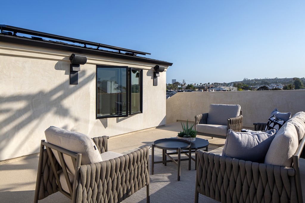 Detail Gallery Image 22 of 24 For 318 1/2 Iris Ave, Corona Del Mar,  CA 92625 - 2 Beds | 2/1 Baths