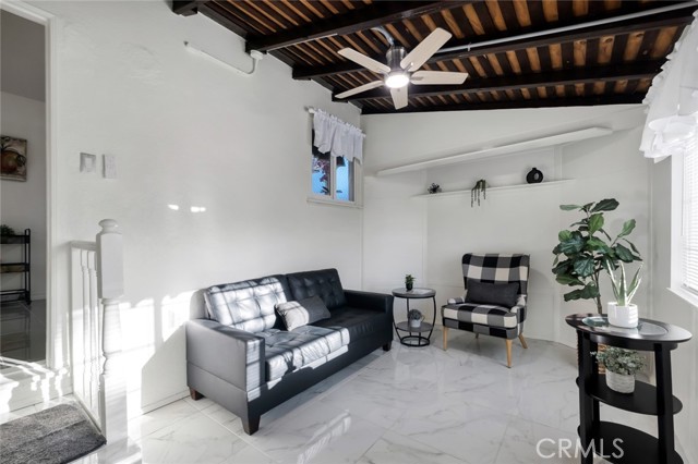 Detail Gallery Image 4 of 37 For 1527 N Avon St, Burbank,  CA 91505 - 4 Beds | 1 Baths