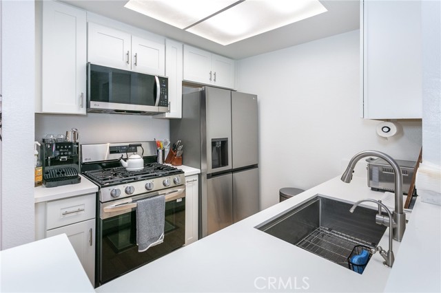 Detail Gallery Image 4 of 26 For 19350 Sherman #124,  Reseda,  CA 91335 - 1 Beds | 1 Baths