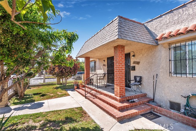 Detail Gallery Image 1 of 31 For 1657 W 67th St #2,  Los Angeles,  CA 90047 - 4 Beds | 2 Baths