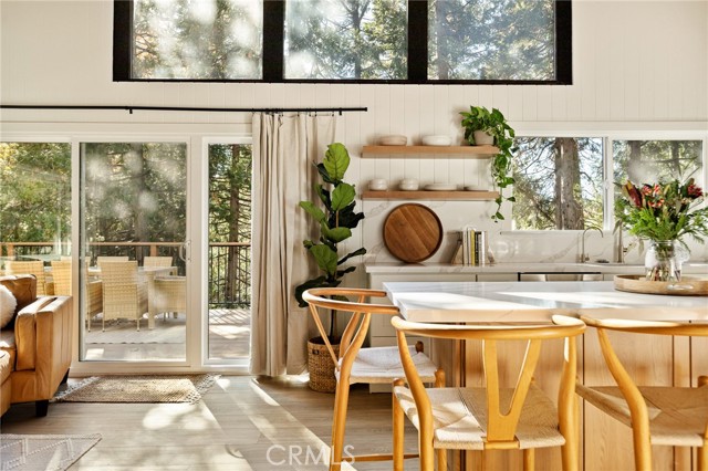 Detail Gallery Image 12 of 59 For 300 Pioneer, Lake Arrowhead,  CA 92352 - 5 Beds | 2/1 Baths