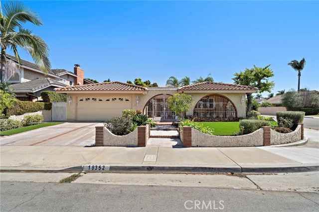 19352 Sailwind Lane, Huntington Beach CA: https://media.crmls.org/medias/3adef4ba-c011-4695-82fb-49ea94e865a4.jpg