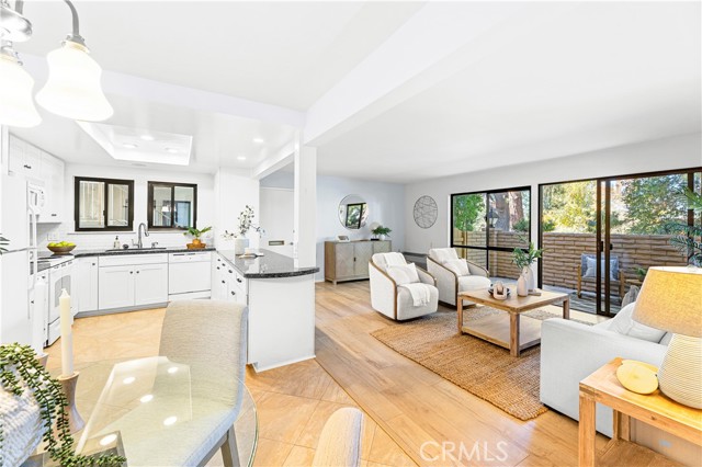 Detail Gallery Image 3 of 37 For 841 Ronda Sevilla #B,  Laguna Woods,  CA 92654 - 2 Beds | 2 Baths