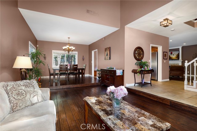 Detail Gallery Image 5 of 49 For 6226 Mammoth Ave, Van Nuys,  CA 91401 - 4 Beds | 3/1 Baths