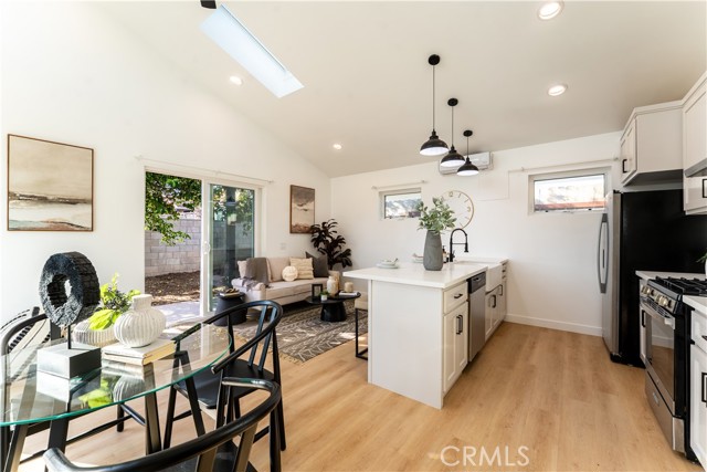 Detail Gallery Image 5 of 33 For 16122 San Fernando Mission Bld, Granada Hills,  CA 91344 - 5 Beds | 5 Baths