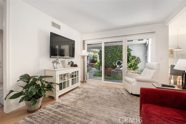 Detail Gallery Image 17 of 28 For 10 Rue Grand Vallee, Newport Beach,  CA 92660 - 2 Beds | 2 Baths