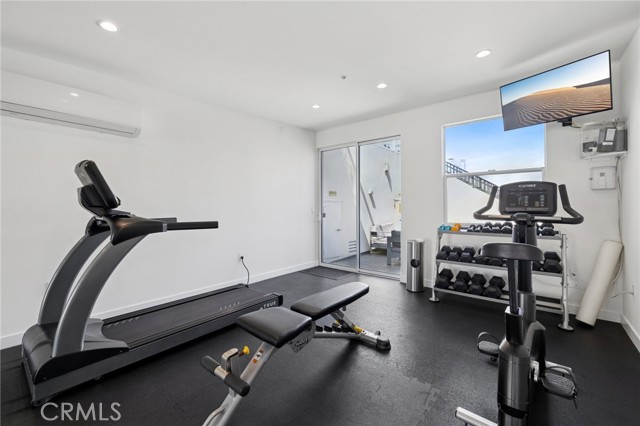 939 S BROADWAY, Los Angeles CA: https://media.crmls.org/medias/3aeb9397-3abb-4c31-b2b0-cef5772ecfe9.jpg