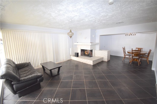 Detail Gallery Image 4 of 20 For 13076 Osage Rd, Apple Valley,  CA 92308 - 4 Beds | 2 Baths