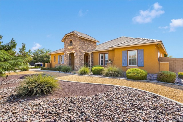 Detail Gallery Image 4 of 75 For 12916 Hyperion Ln, Apple Valley,  CA 92308 - 5 Beds | 3/1 Baths