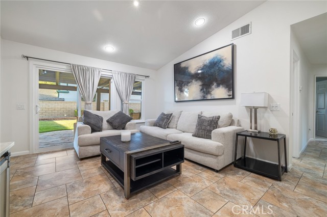 2037 Comstock Court, Palmdale CA: https://media.crmls.org/medias/3af46dcb-ca51-4af0-9613-c473137893e8.jpg