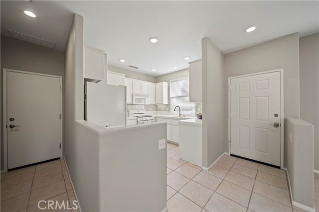 Detail Gallery Image 13 of 43 For 28412 Mayfair Dr, Valencia,  CA 91354 - 3 Beds | 2/1 Baths