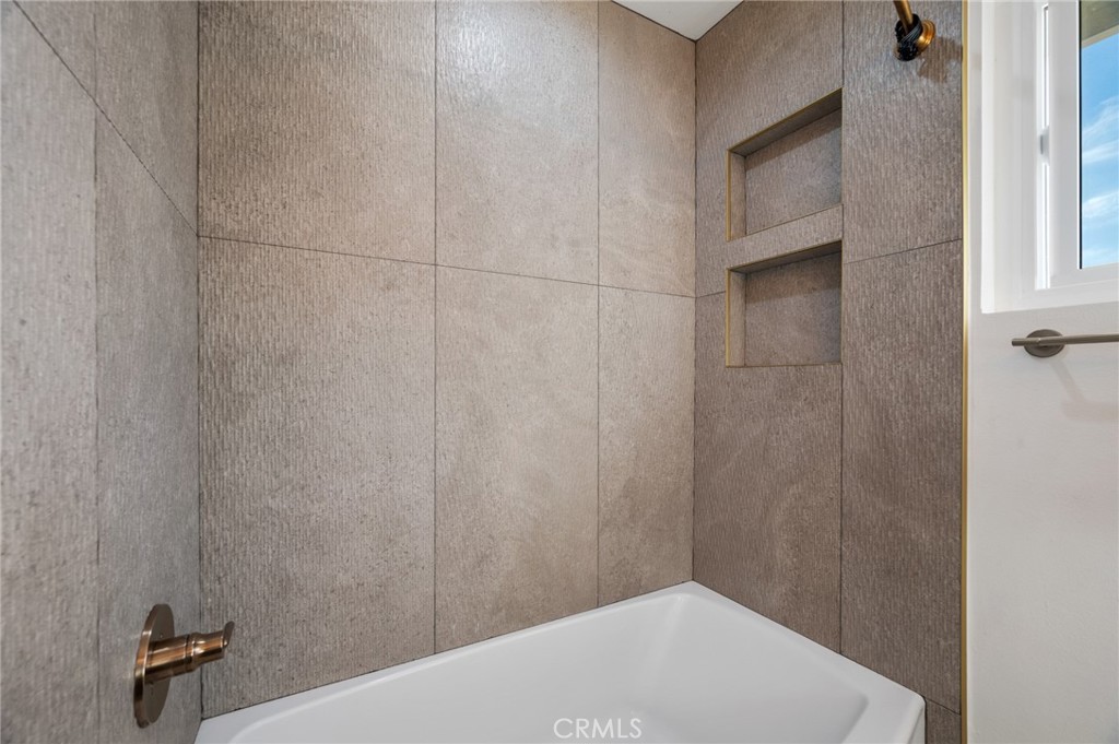 https://media.crmls.org/medias/3aff3a00-b938-4ed1-bfd0-5e74f3b30b2f.jpg?preset=X-Large