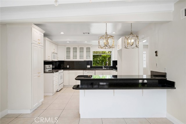 Detail Gallery Image 10 of 32 For 3805 Los Olivos Ln, Glendale,  CA 91214 - 5 Beds | 2 Baths