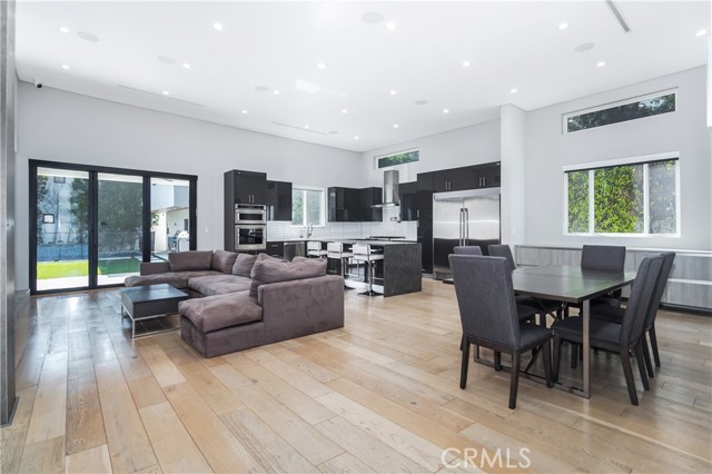 Detail Gallery Image 10 of 47 For 6230 Beeman Ave, North Hollywood,  CA 91606 - 6 Beds | 4/2 Baths