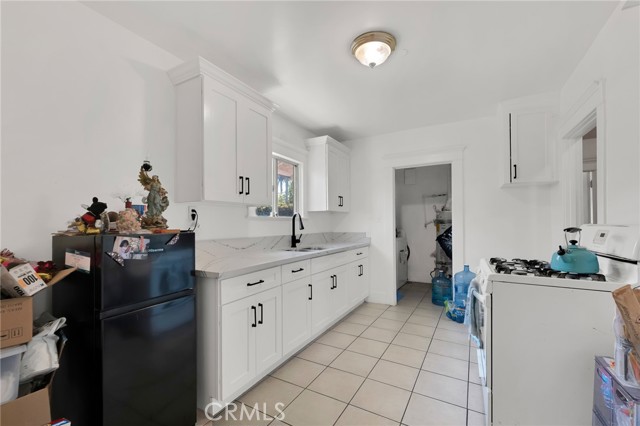 2621 Vineyard Avenue, Los Angeles CA: https://media.crmls.org/medias/3b025bb7-2ece-4e47-af8c-4e29a23d5472.jpg