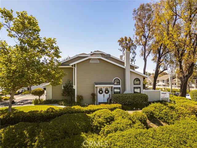 26065 Las Flores, Mission Viejo CA: https://media.crmls.org/medias/3b02da0f-ab96-4295-8ed1-82ee53c502e9.jpg