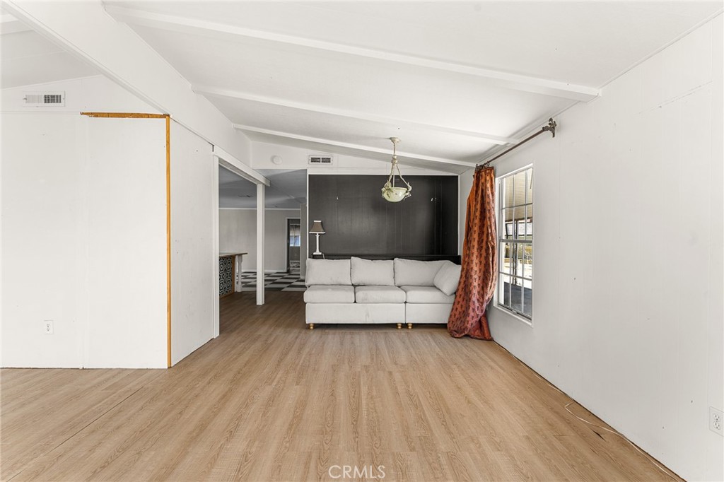 https://media.crmls.org/medias/3b03a298-6d5a-41a2-a541-01554cc09c77.jpg?preset=X-Large