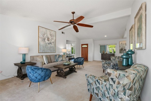 27992 Via Chocano, Mission Viejo CA: https://media.crmls.org/medias/3b05b49f-a57d-46b4-8392-787220bb3aa5.jpg