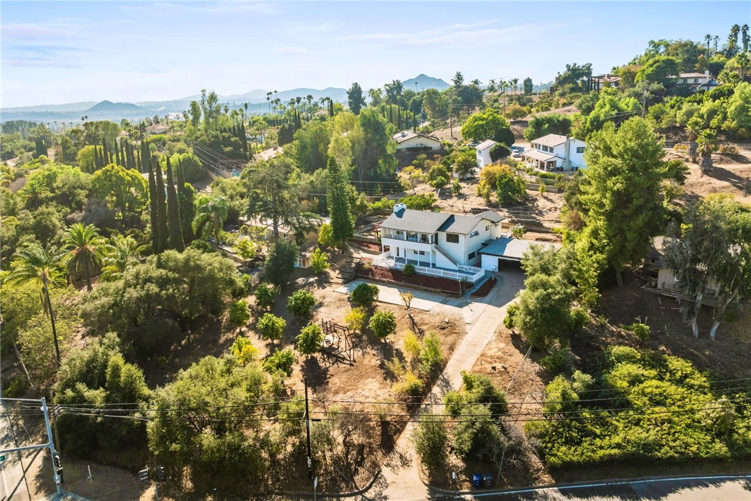 Detail Gallery Image 4 of 58 For 2401 Sunset Dr, Escondido,  CA 92025 - 4 Beds | 2 Baths