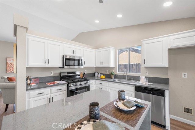 1472 Bedford Avenue, Rosamond CA: https://media.crmls.org/medias/3b0c03bd-dd64-4bcf-befe-20a1b7129a71.jpg