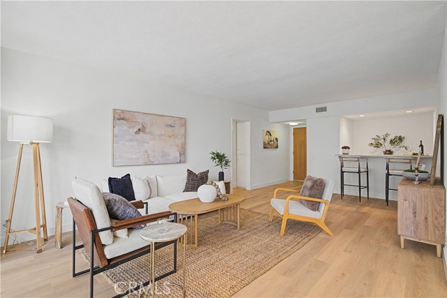 Detail Gallery Image 3 of 33 For 4915 Tyrone #126,  Sherman Oaks,  CA 91423 - 2 Beds | 2 Baths