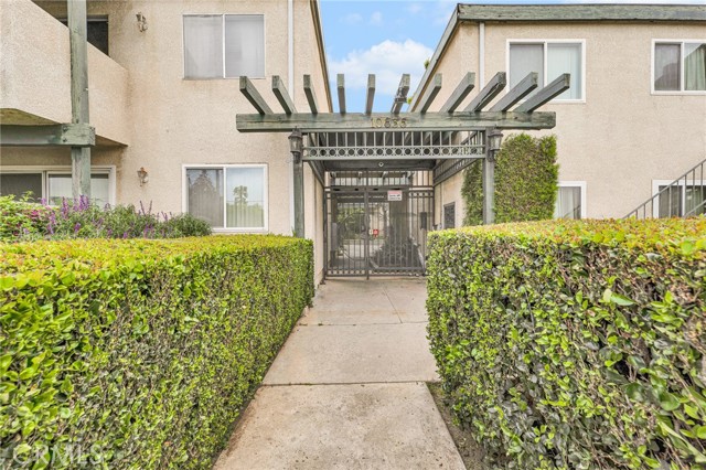 Detail Gallery Image 2 of 23 For 10636 Woodley Ave #8,  Granada Hills,  CA 91344 - 3 Beds | 2 Baths
