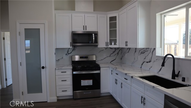 Detail Gallery Image 7 of 21 For 10408 Peach Ave, California City,  CA 93505 - 4 Beds | 3 Baths