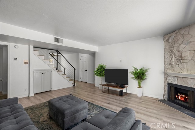 Detail Gallery Image 6 of 37 For 11274 Morrison St #2,  North Hollywood,  CA 91601 - 2 Beds | 2/1 Baths