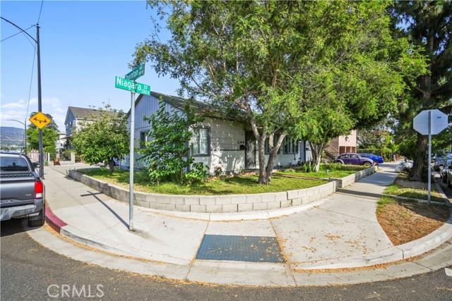 Detail Gallery Image 5 of 9 For 2344 N Niagra, Burbank,  CA 91504 - – Beds | – Baths