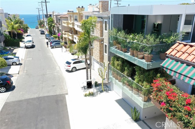 441 23rd Street Manhattan Beach, California Brand new unique Ocean View property located in the prestigious Gas Lamp area of Manhattan Beach. The award-winning international design studio MINARC is responsible for the architecture that reflects its Scandinavian/Icelandic roots, where pure minimalism is the standard. The interior design was done by Dutch Studio Niels. This luxurious, 4 bed 3.5 bath, beach villa is the perfect mix of Scandinavian and Dutch architecture.
Built to the highest standards by D-Miles Group with extremely durable materials. It is a culmination of a 3 year process during which the 2 architects, the builder and the developer himself invested all their passion and skills in creating something truly special.
Key features:
• Trim-less switches and outlets
• Smart wired with Lutron HomeWorks QS Lighting system, ready for the latest complete home control.
• 380 sq ft exterior living space
• Floor to ceiling windows
• Solid corian island and black Phoenix wall cabinetry
• European locks and door handles designed by the famous Dutch architect Mathieu Bruls
• 3 level Vacuum elevator
• Combination of white oak hard wood floors and finished concrete
• Airconditioned with split unit system giving you climate control in each room
• Clean concrete look and Vola fixtures
• 40 Amp charging station
• Fully pre-wired for solar and Tesla battery wall
• case-less door jambs and recessed baseboards, mirrors and floor transitions
• Superior commercial grade siding, no need to ever paint