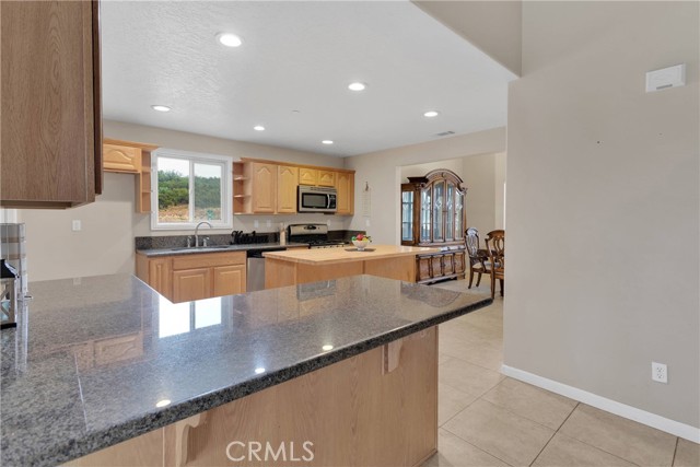Detail Gallery Image 7 of 38 For 5378 Bellflower St, Oak Hills,  CA 92344 - 4 Beds | 2/1 Baths
