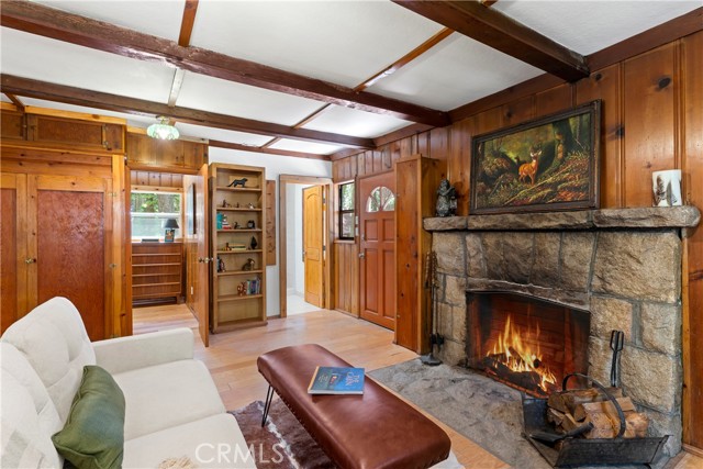 27917 Squirrel Lane, Lake Arrowhead CA: https://media.crmls.org/medias/3b1dfdf4-0095-417c-9834-5bc8f1553bcd.jpg