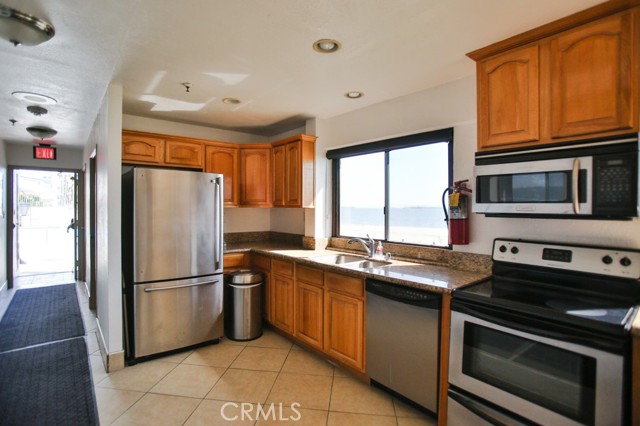 1750 E Ocean Boulevard, Long Beach CA: https://media.crmls.org/medias/3b20a19b-e53c-40ba-8d8a-0f1435ebe560.jpg