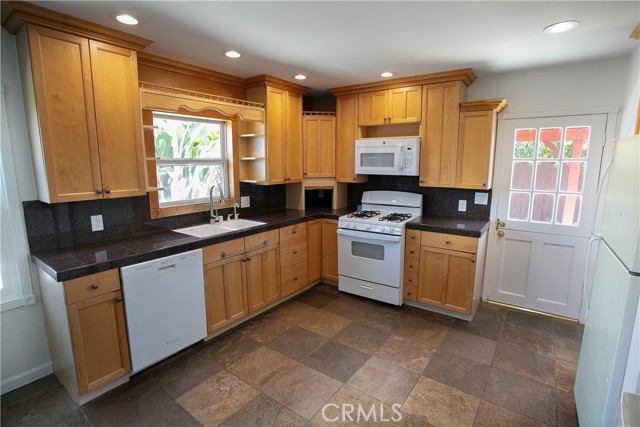 2480 Orange Avenue, Costa Mesa CA: https://media.crmls.org/medias/3b20aa54-3988-40bb-b907-2ea2799740ae.jpg