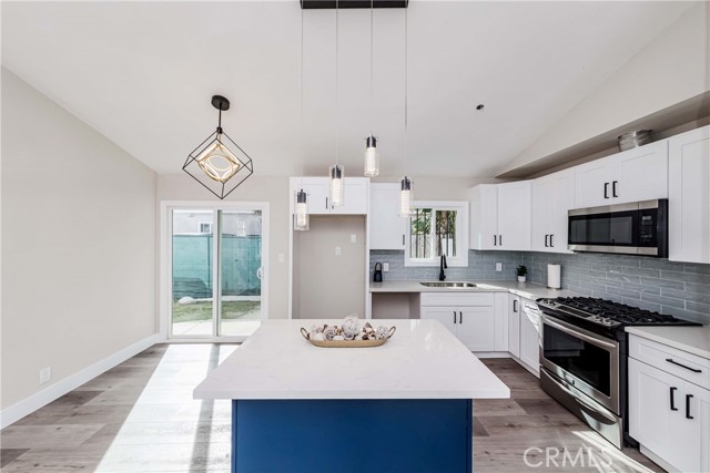 Detail Gallery Image 1 of 22 For 10515 Hickory St, Los Angeles,  CA 90002 - 4 Beds | 2 Baths