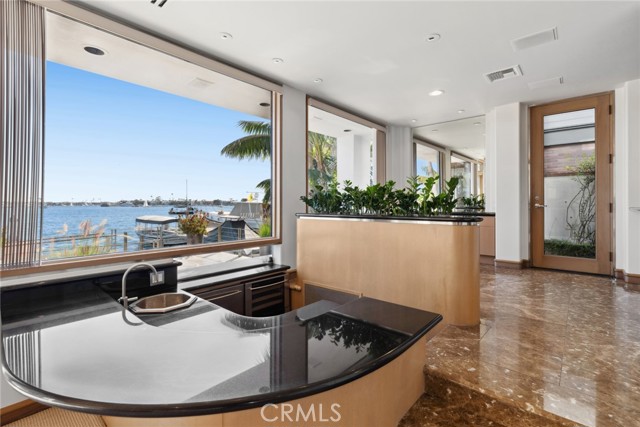 39 Linda Isle, Newport Beach CA: https://media.crmls.org/medias/3b248046-1ea1-4395-b0c9-02062bc6999b.jpg