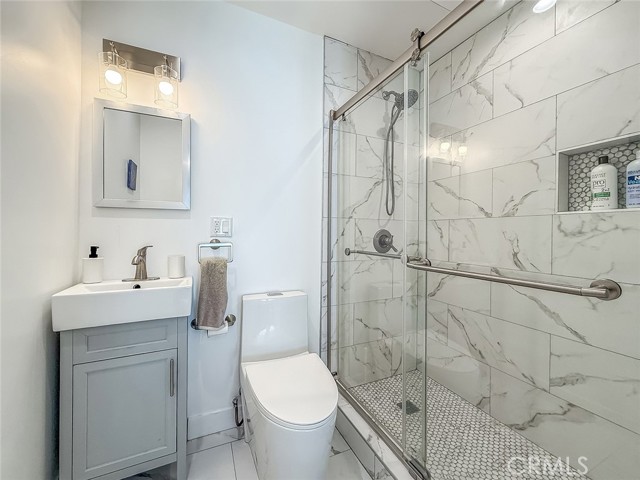 24017 Sylvan Street, Woodland Hills CA: https://media.crmls.org/medias/3b24ff82-fa48-4734-ae99-bb4c9729aad5.jpg