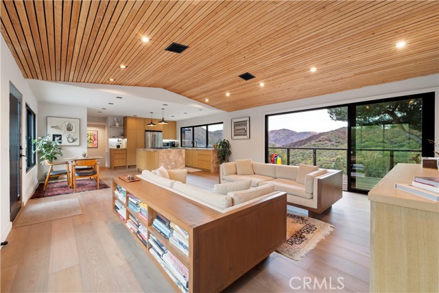 19778 Grand View Drive, Topanga CA: https://media.crmls.org/medias/3b25cafd-8ef5-440e-a2e0-bc309daa5cd2.jpg