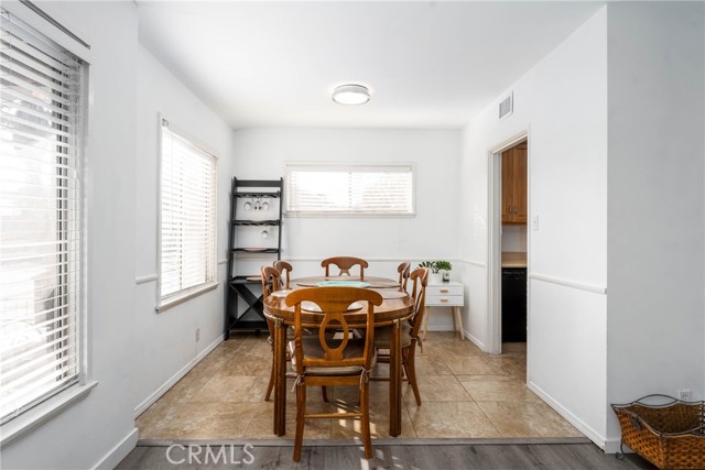 Detail Gallery Image 9 of 60 For 14027 Wyandotte St, Van Nuys,  CA 91405 - 4 Beds | 4 Baths