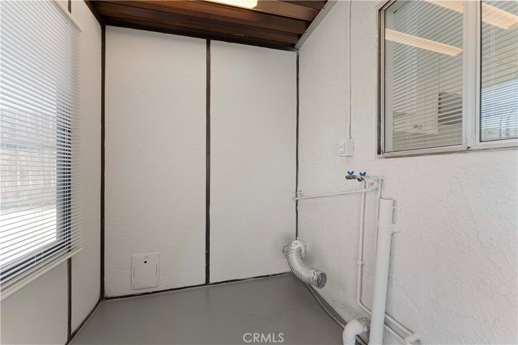 https://media.crmls.org/medias/3b2a21a0-556f-4d19-81b3-d3ca1db7e014.jpg?preset=X-Large