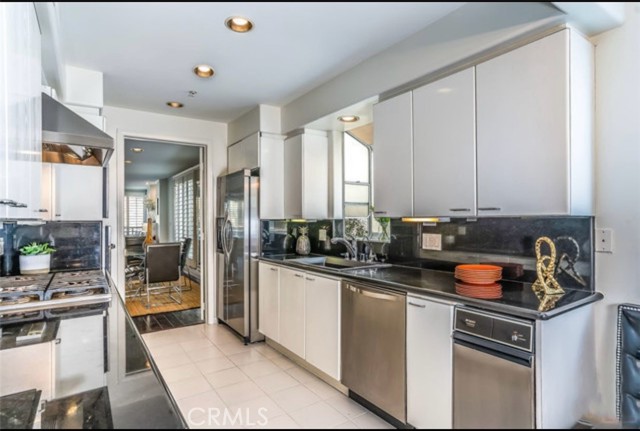 1819 Holmby Avenue, Los Angeles CA: https://media.crmls.org/medias/3b2ac85b-1521-4505-8606-3c95fe12cae8.jpg