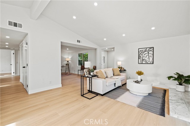 10839 Danube Avenue, Granada Hills CA: https://media.crmls.org/medias/3b2b56f4-f31c-4ea8-8490-6c218ea93987.jpg