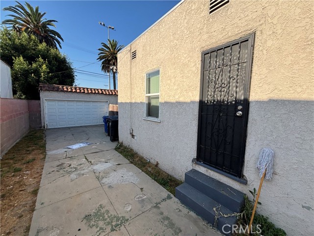 1626 W 60th Place, Los Angeles CA: https://media.crmls.org/medias/3b2b9b22-55d9-4d30-897a-344353dc8ab0.jpg